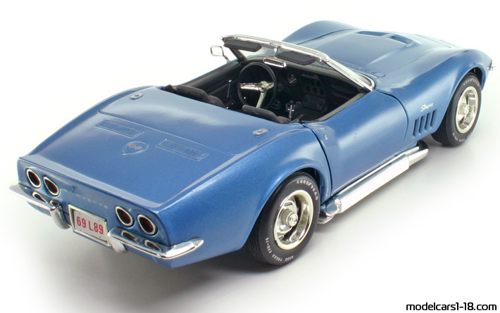 1969 - Chevrolet Corvette Stingray C3 Revell 1/18 (Син) Задна дясна страна