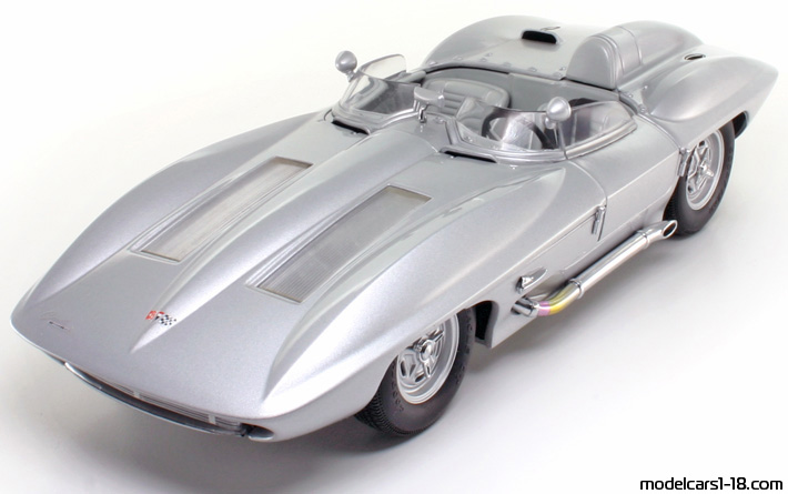 1959 - Chevrolet Corvette Stingray Concept AutoArt 1/18 (Светло сребрист) Предна лява страна