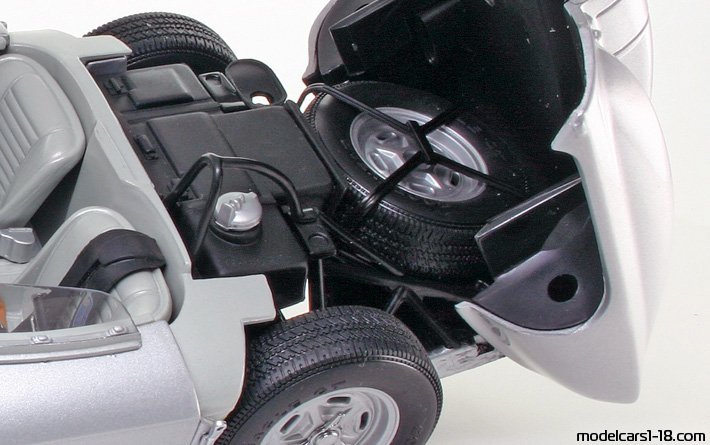 1959 - Chevrolet Corvette Stingray Concept AutoArt 1/18 (Светло сребрист) Багажник / Отварящи се фарове