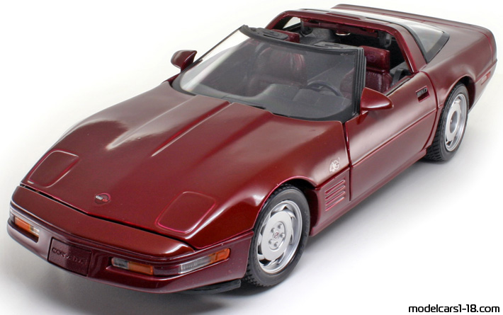 1992 - Chevrolet Corvette ZR-1 C4 Maisto 1/18 (Червен) Предна лява страна