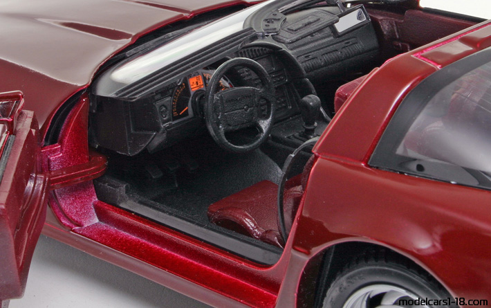 1992 - Chevrolet Corvette ZR-1 C4 Maisto 1/18 (Червен) Интериор арматурно табло