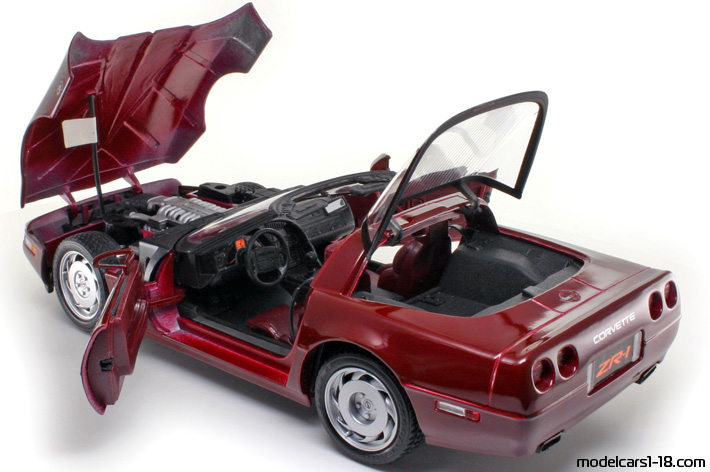 1992 - Chevrolet Corvette ZR-1 C4 Maisto 1/18 (Червен) Отваряеми части