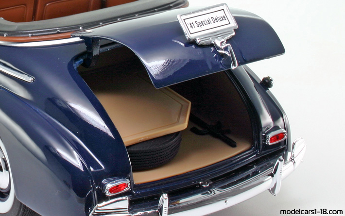 1941 - Chevrolet Deluxe Welly 1/18 (Син) Багажник / Отварящи се фарове