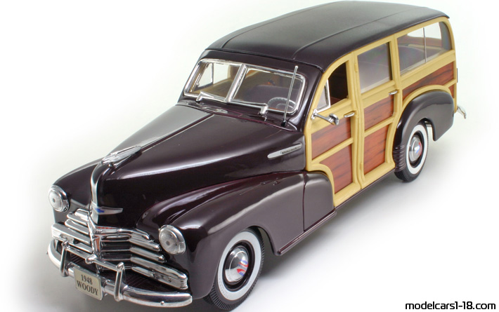 1948 - Chevrolet Fleetmaster Woody Maisto 1/18 (Кафяв / Оранжев) Предна лява страна