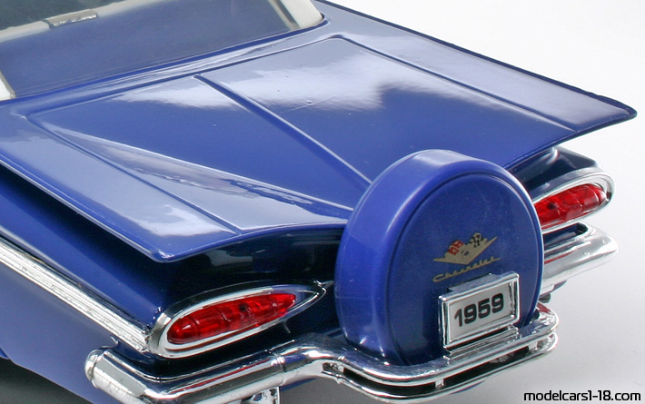 1959 - Chevrolet Impala Road Tough 1/18 (Син) Багажник / Отварящи се фарове