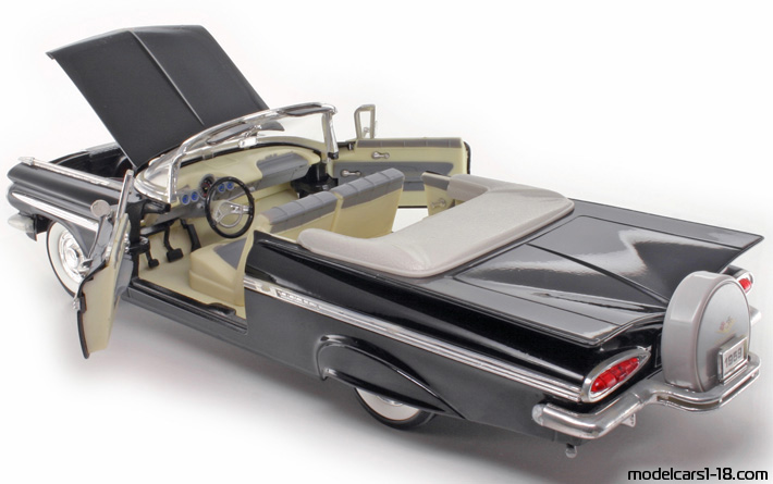 1959 - Chevrolet Impala Road Tough 1/18 (Черен) Отваряеми части