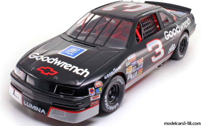 1992 - Chevrolet Lumina Nascar ERTL 1/18 (Black / Сребрист) Предна лява страна