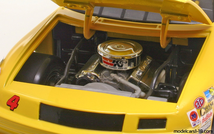 1992 - Chevrolet Lumina Nascar ERTL 1/18 (Жълт / Червен) Двигател