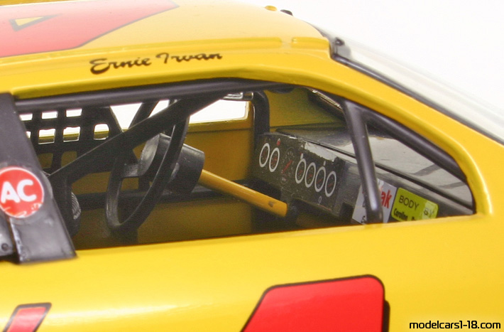 1992 - Chevrolet Lumina Nascar ERTL 1/18 (Жълт / Червен) Интериор арматурно табло