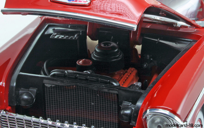1955 - Chevrolet Nomad Maisto 1/18 (Червен / Бял) Двигател