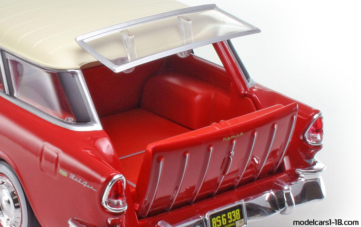 1955 - Chevrolet Nomad Maisto 1/18 (Червен / Бял) Багажник / Отварящи се фарове