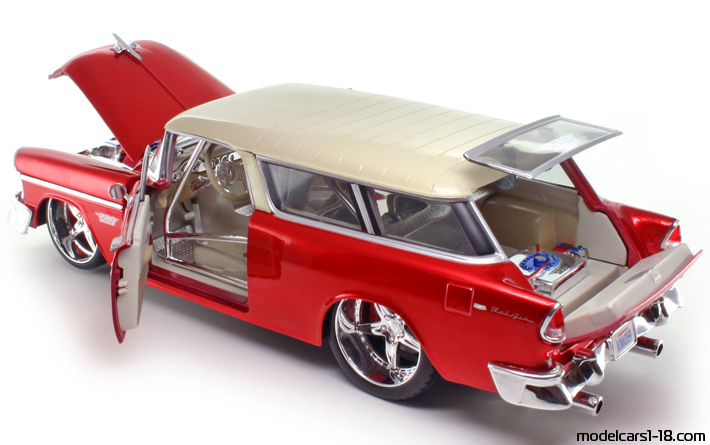 1955 - Chevrolet Nomad Maisto 1/18 (Червен / Бял) Отваряеми части