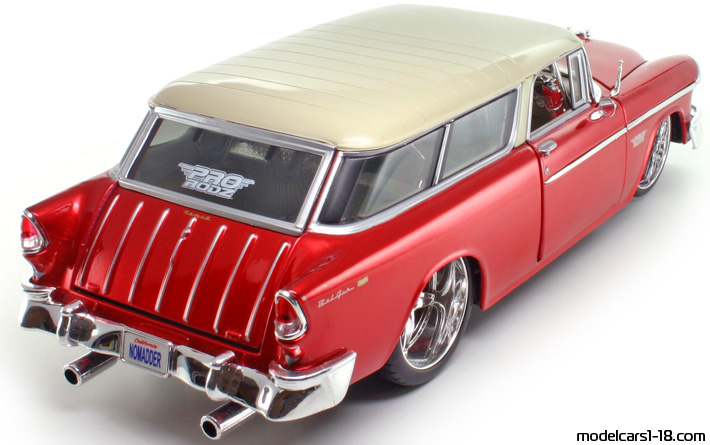 1955 - Chevrolet Nomad Maisto 1/18 (Червен / Бял) Задна дясна страна