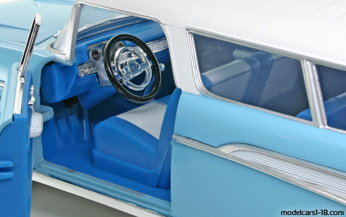 1957 - Chevrolet Nomad Road Signature 1/18 (Син / Бял) Интериор арматурно табло