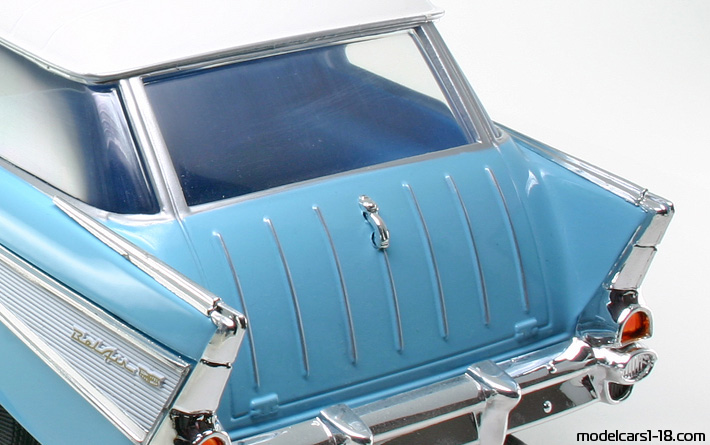 1957 - Chevrolet Nomad Road Signature 1/18 (Син / Бял) Багажник / Отварящи се фарове