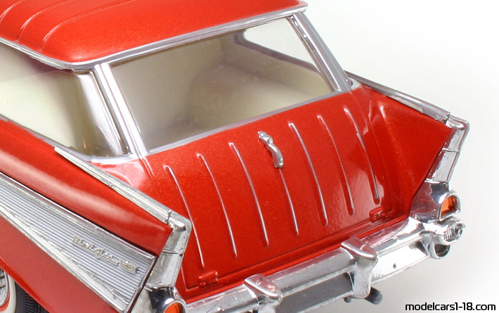 1957 - Chevrolet Nomad Road Tough 1/18 (Червен) Багажник / Отварящи се фарове