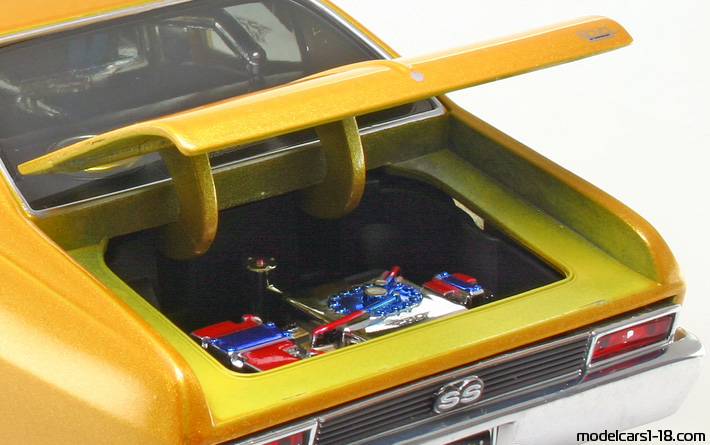 1970 - Chevrolet Nova SS Maisto 1/18 (Жълт / Черен) Багажник / Отварящи се фарове