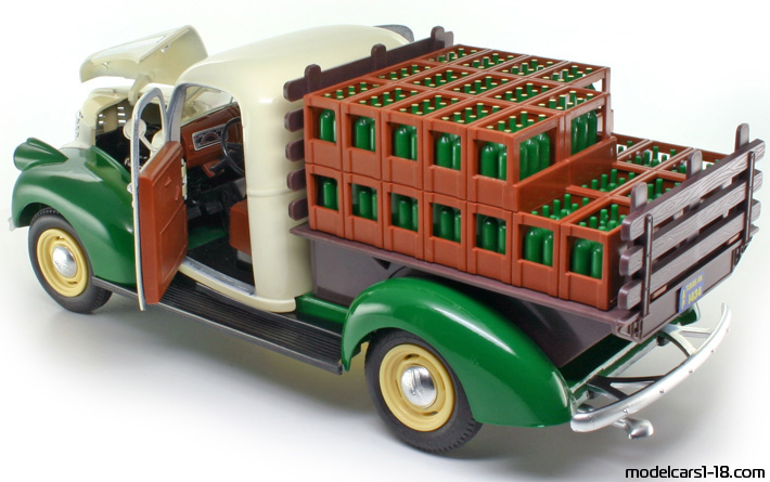 1946 - Chevrolet Pick Up Truck Solido 1/19 (Бял / Зелен) Отваряеми части