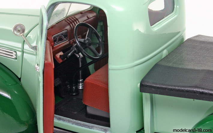 1946 - Chevrolet Pick Up Truck Solido 1/19 (Бял / Зелен) Интериор арматурно табло