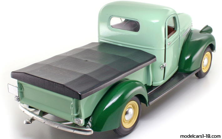 1946 - Chevrolet Pick Up Truck Solido 1/19 (Бял / Зелен) Задна дясна страна