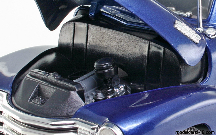 1953 - Chevrolet Pick Up Mira 1/18 (Син / Бял) Двигател