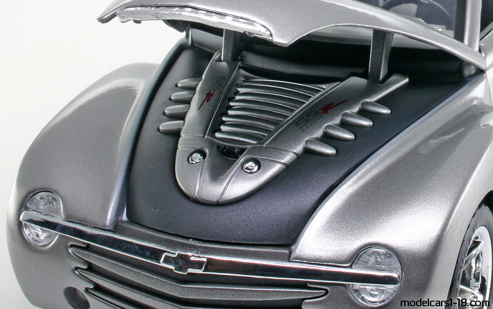 2000 - Chevrolet SSR Concept Maisto 1/18 (Сребрист) Двигател