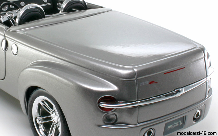 2000 - Chevrolet SSR Concept Maisto 1/18 (Сребрист) Багажник / Отварящи се фарове