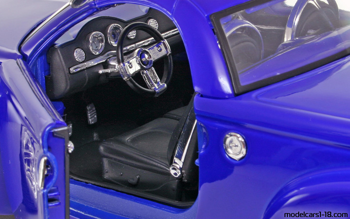 2000 - Chevrolet SSR Concept Maisto 1/18 (Син) Интериор арматурно табло