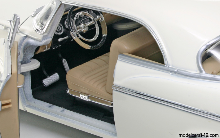 1956 - Chrysler 300 B Maisto 1/18 (Бял) Интериор арматурно табло