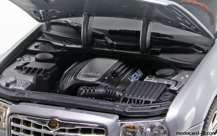 2005 - Chrysler 300C Hemi Motor Max 1/18 (Сребрист) Двигател