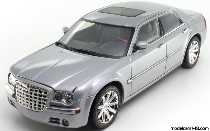 2005 - Chrysler 300C Hemi Motor Max 1/18 (Сребрист) Предна лява страна