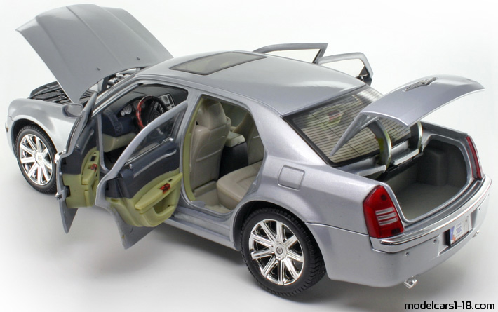 2005 - Chrysler 300C Hemi Motor Max 1/18 (Сребрист) Отваряеми части