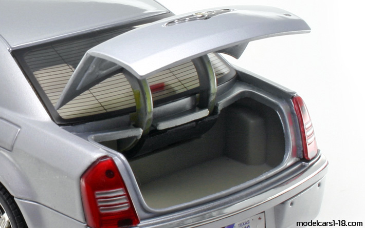 2005 - Chrysler 300C Hemi Motor Max 1/18 (Сребрист) Багажник / Отварящи се фарове