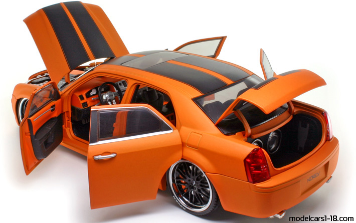 2007 - Chrysler 300C Hemi Norev 1/18 (Оранжев / Черен) Отваряеми части