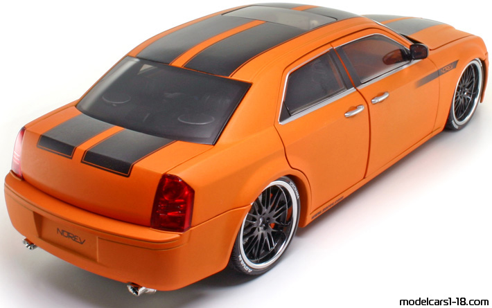 2007 - Chrysler 300C Hemi Norev 1/18 (Оранжев / Черен) Задна дясна страна