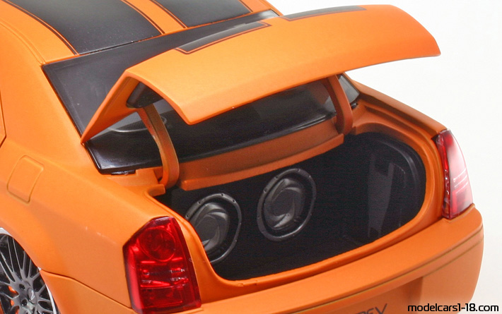 2007 - Chrysler 300C Hemi Norev 1/18 (Оранжев / Черен) Багажник / Отварящи се фарове