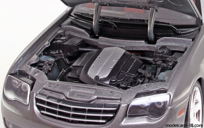 2003 - Chrysler Crossfire Maisto 1/18 (Сив) Двигател