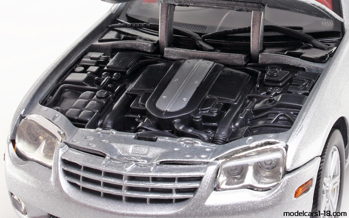 2003 - Chrysler Crossfire Motor Max 1/18 (Сребрист) Двигател
