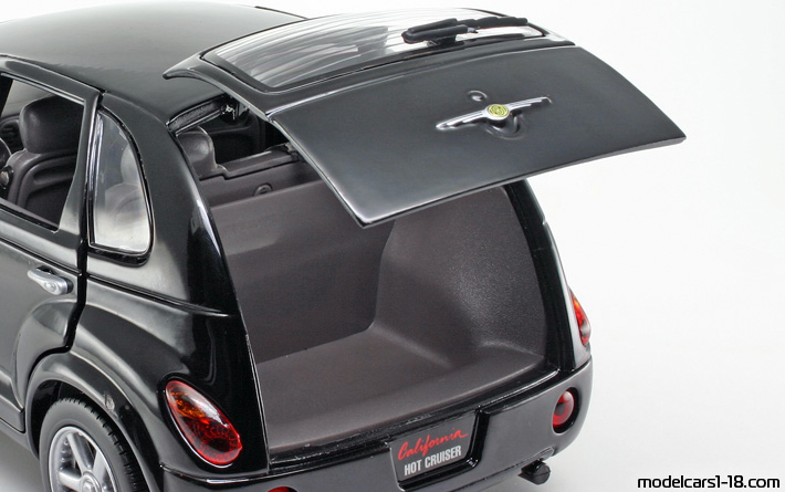 2000 - Chrysler PT Cruiser Motor Max 1/18 (Черен) Багажник / Отварящи се фарове
