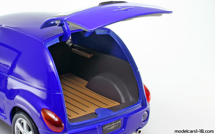 2000 - Chrysler PT Panel Cruiser Maisto 1/18 (Син) Багажник / Отварящи се фарове