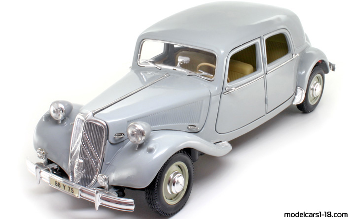 1952 - Citroen 15 CV Maisto 1/18 (Grey) Предна лява страна
