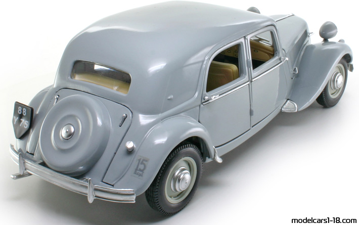 1952 - Citroen 15 CV Maisto 1/18 (Сив) Задна дясна страна