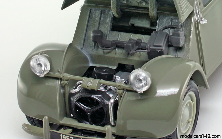1952 - Citroen 2 CV Maisto 1/18 (Кафяв) Двигател