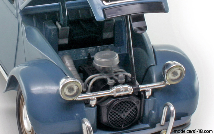 1966 - Citroen 2 CV Solido 1/17 (Син) Двигател