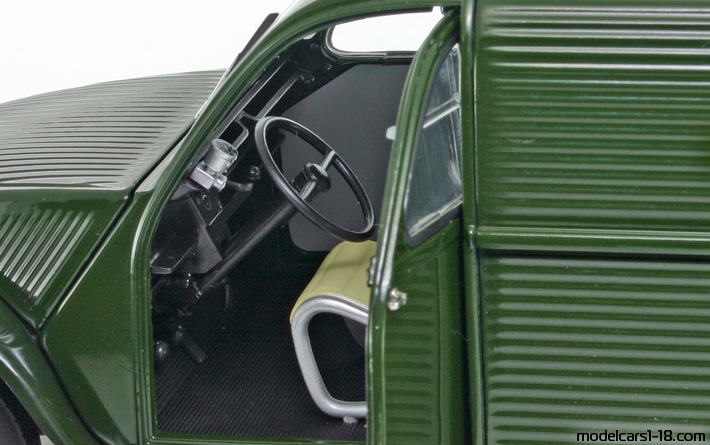 1952 - Citroen 2 CV Fourgonette Norev 1/18 (Зелен) Интериор арматурно табло