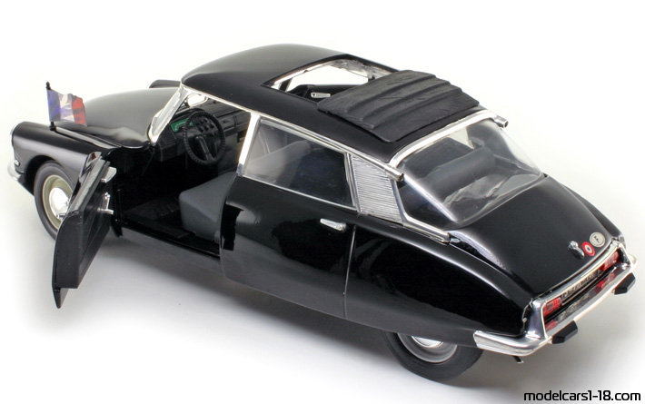 1963 - Citroen DS 19 Presidentielle Solido 1/18 (Черен) Отваряеми части