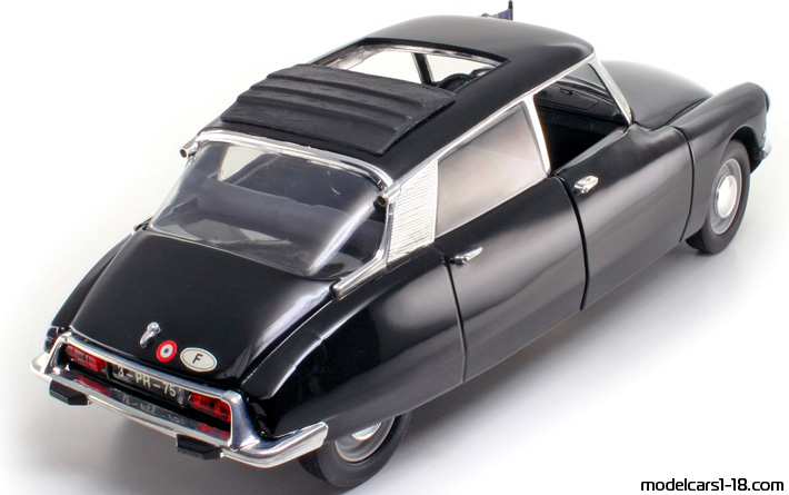 1963 - Citroen DS 19 Presidentielle Solido 1/18 (Черен) Задна дясна страна