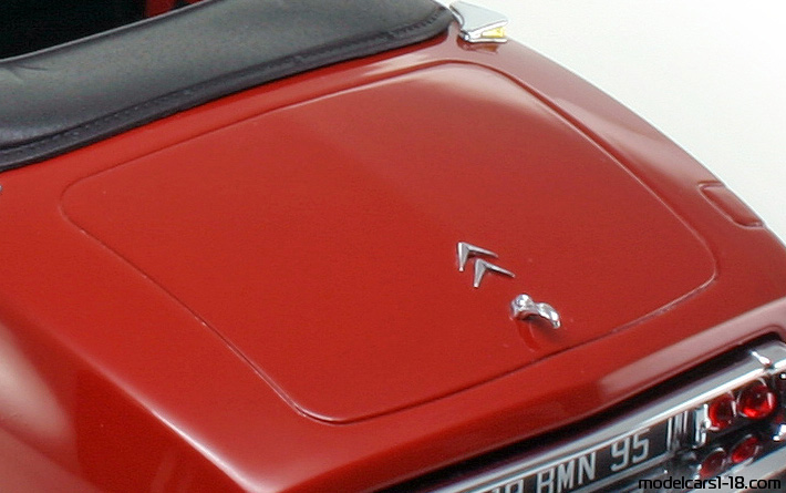 1961 - Citroen DS 19 Sun Star 1/18 (Червен) Багажник / Отварящи се фарове