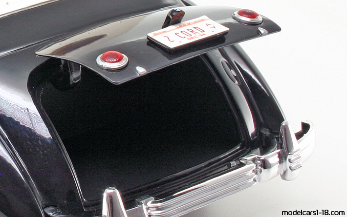 1937 - Cord 812 Supercharged Signature Models 1/18 (Черен) Багажник / Отварящи се фарове