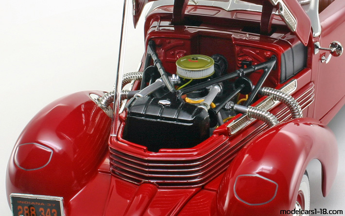 1937 - Cord 812 ERTL 1/18 (Червен) Двигател